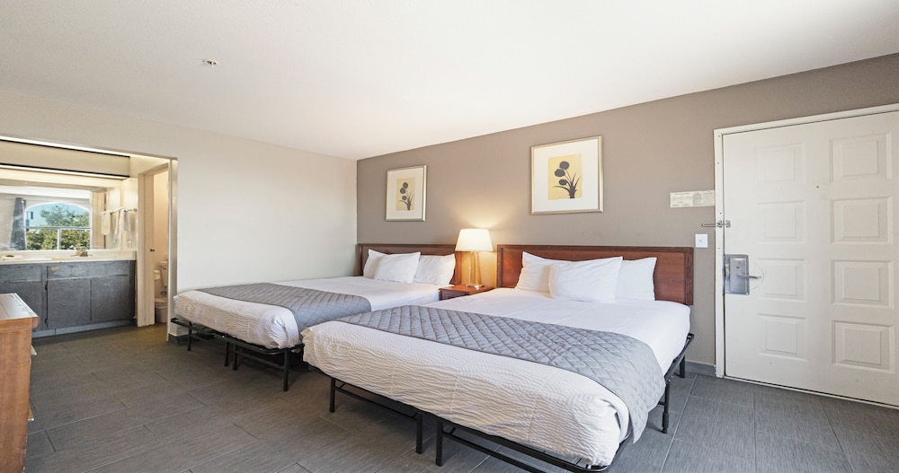 Room, 2 Queen Beds, Non Smoking - Photo 8