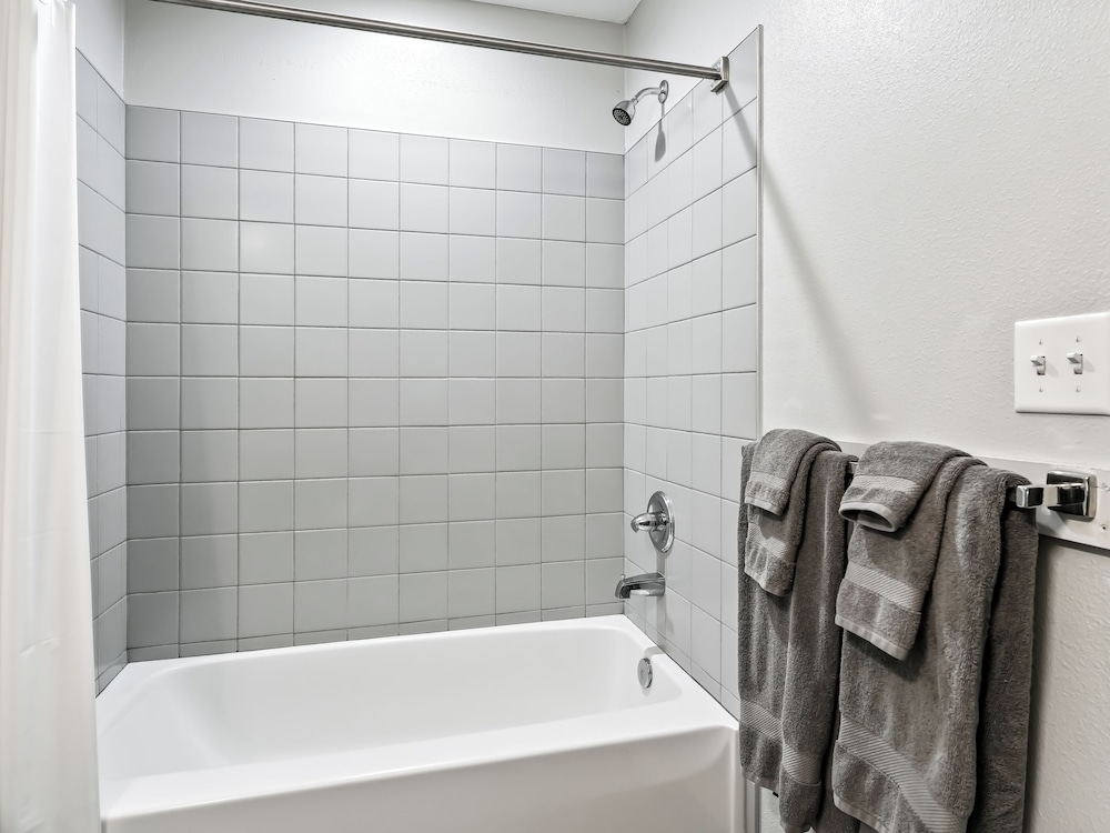 2 Queen Beds, 1-Bedroom Suite, Living Room, Non-Smoking - Photo 17