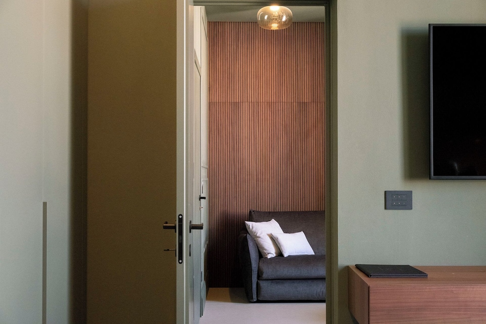 Executive Suite - Photo 7