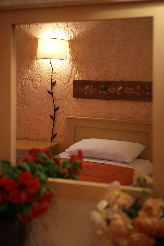 Double or Twin Room, Partial Sea View photo 1