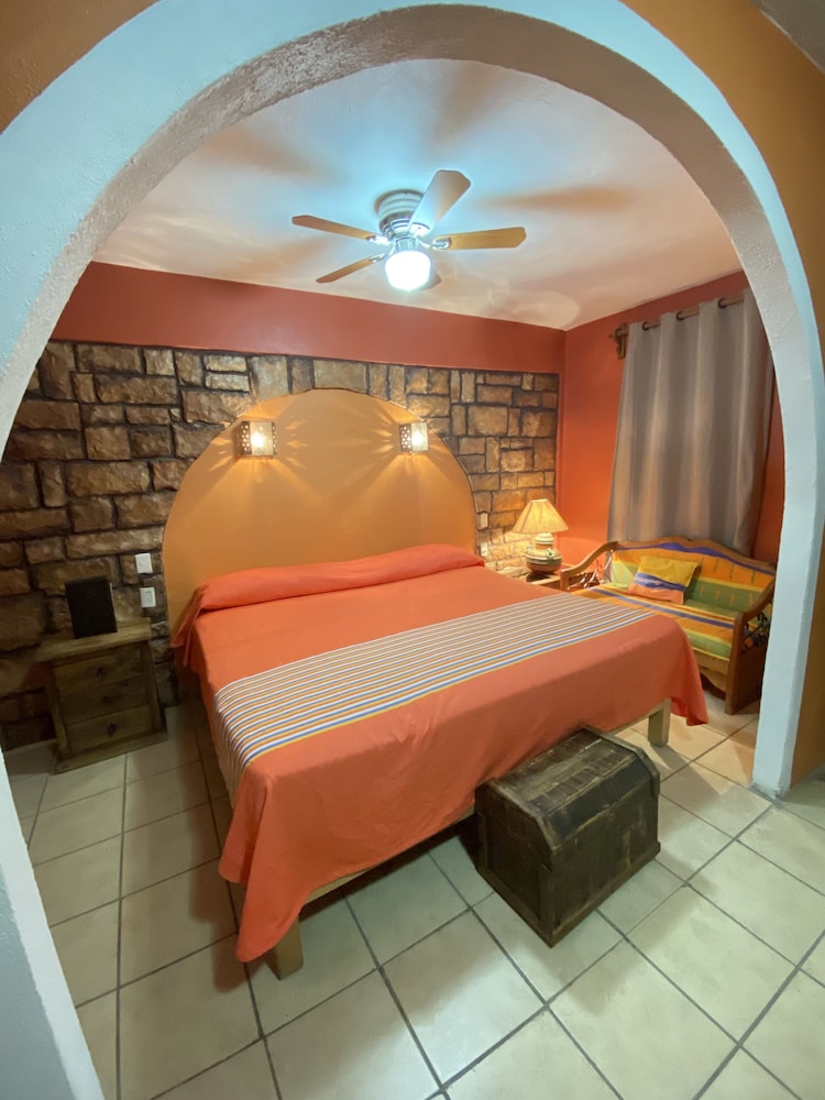 Deluxe Room, 1 King Bed, Private Bathroom photo 1