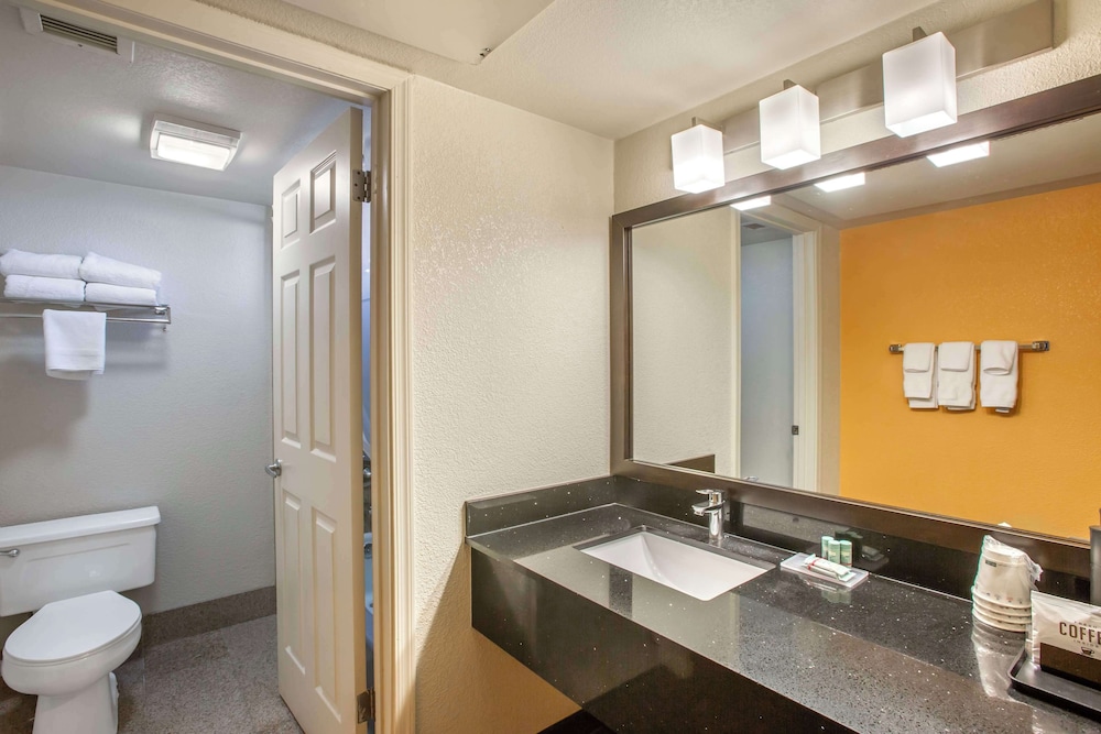 Standard Room, 2 Queen Beds, Accessible, Non Smoking - Photo 4