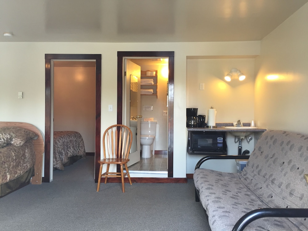 Standard Suite, Multiple Beds, Refrigerator & Microwave, River View (Elvis)