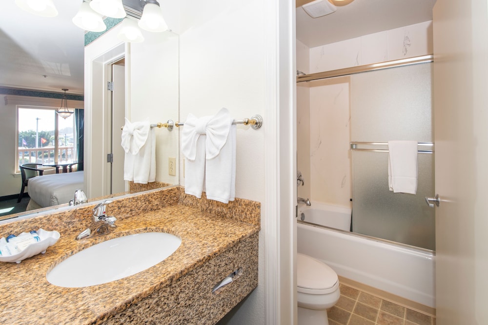 Romantic Suite, 1 King Bed, Jetted Tub (No Pets) photo 2