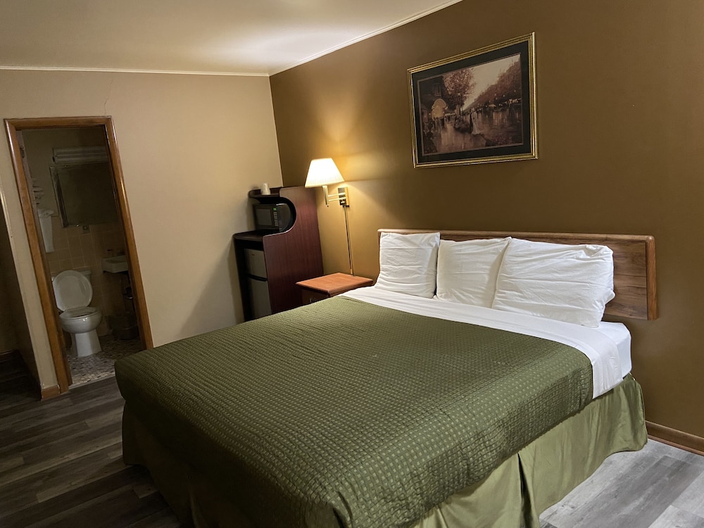 Standard Room, 1 King Bed, Non Smoking photo 3