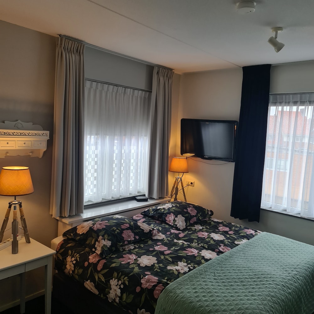 Deluxe Double Room, 2 Twin Beds, Non Smoking, Refrigerator & Microwave photo 1