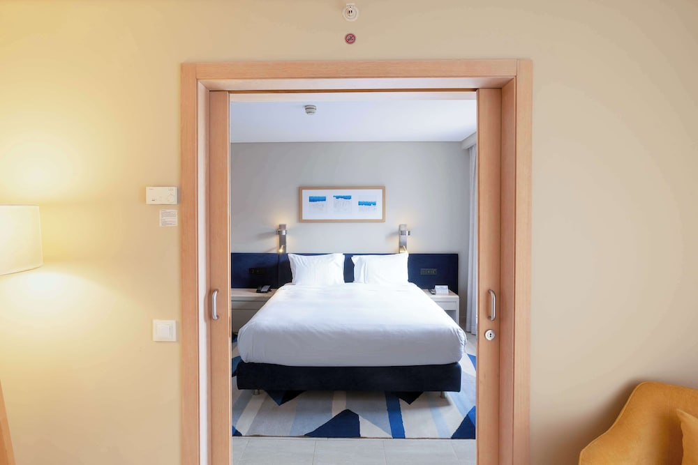 One Bedroom Apartment, Pool View - Photo 4