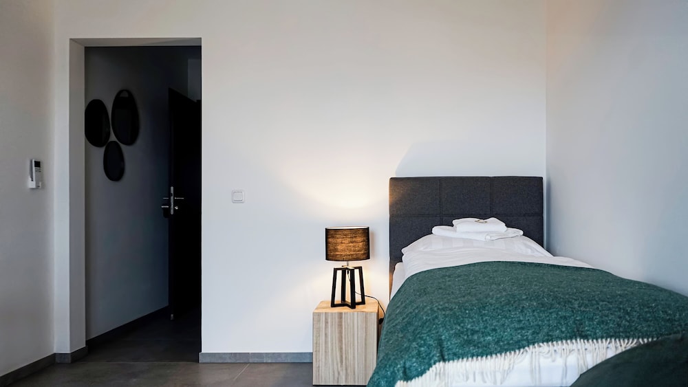 Basic Single Room, Balcony, City View