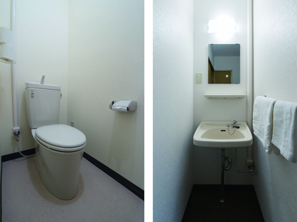 Western Room with Shared Washroom - Twin (Non-Smoking) photo 2