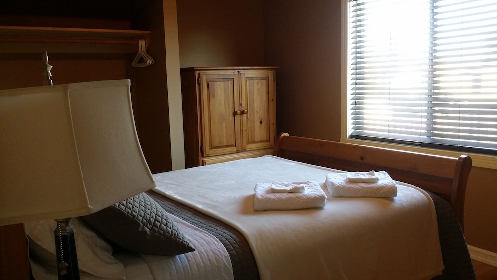 One Queen Bed photo 1