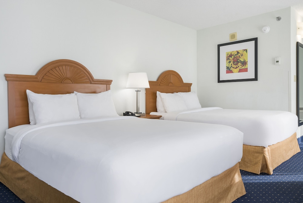 Premium Double Queen Room, Corner View - Photo 7