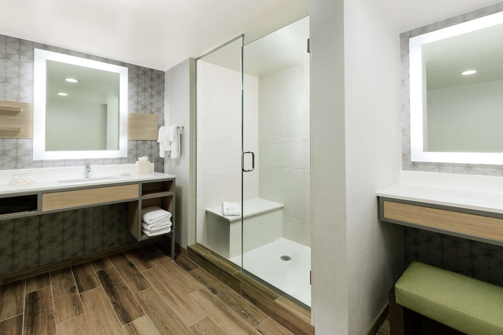 Deluxe Room, 1 King Bed (Oversized Bathroom) - Photo 4