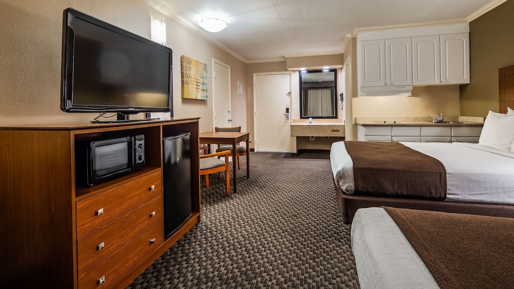 Suite, 2 Queen Beds, Non Smoking, Refrigerator & Microwave (Larger Room) - Photo 2