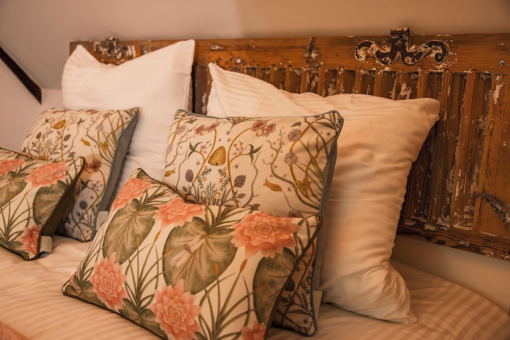 Romantic Suite, Garden View