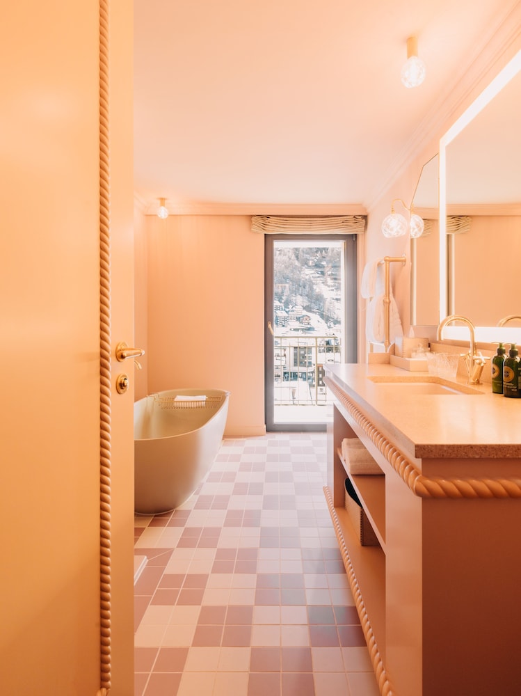 Grand Junior Suite with Matterhorn view - Photo 2