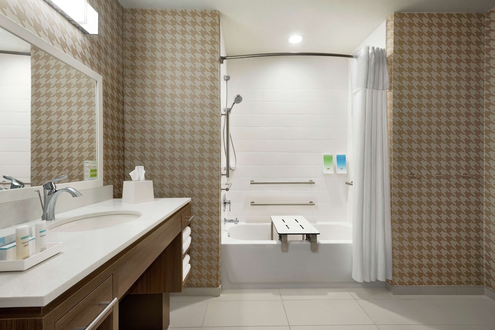 Suite, 1 Queen Bed, Accessible, Bathtub - Photo 5