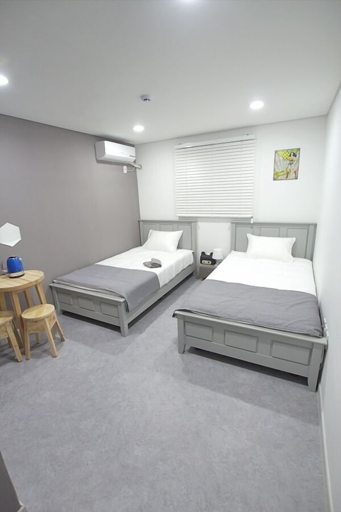 Basic Twin Room, 2 Twin Beds photo 2