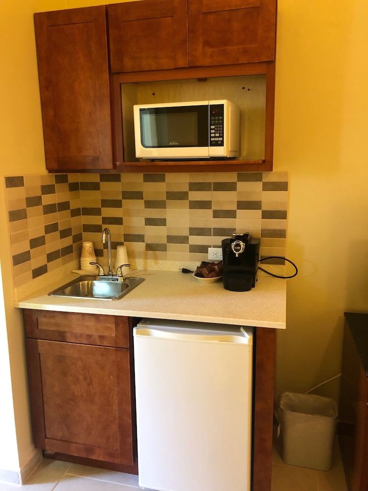 Deluxe Studio, 1 King Bed, Kitchenette