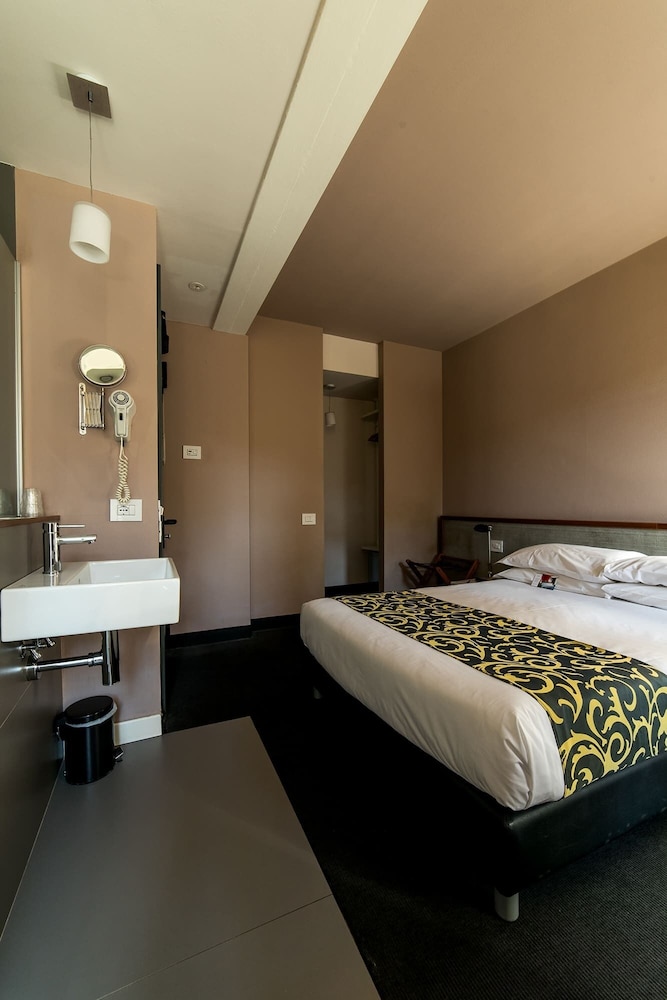 Basic Single Room - Photo 1