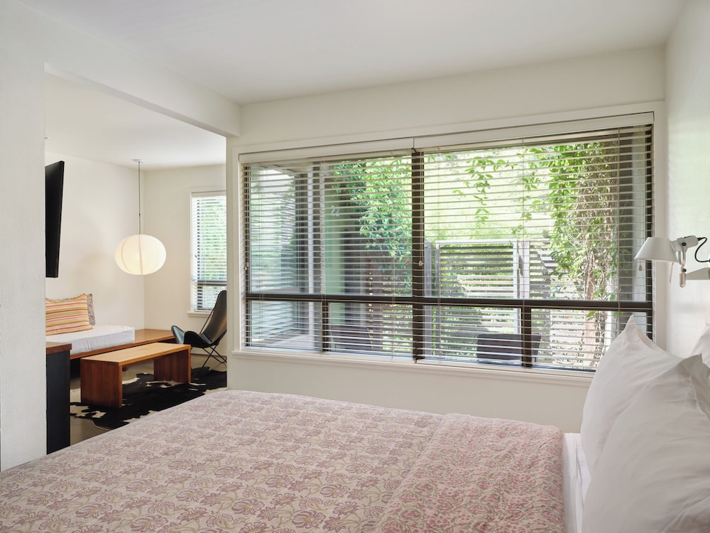 Standard Studio, 1 Queen Bed (Petite Queen Studio)