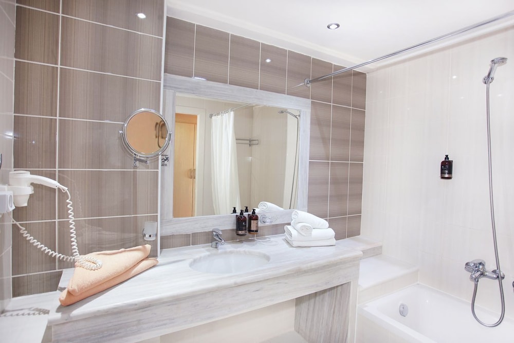 Deluxe Double or Twin Room, Sea View photo 3