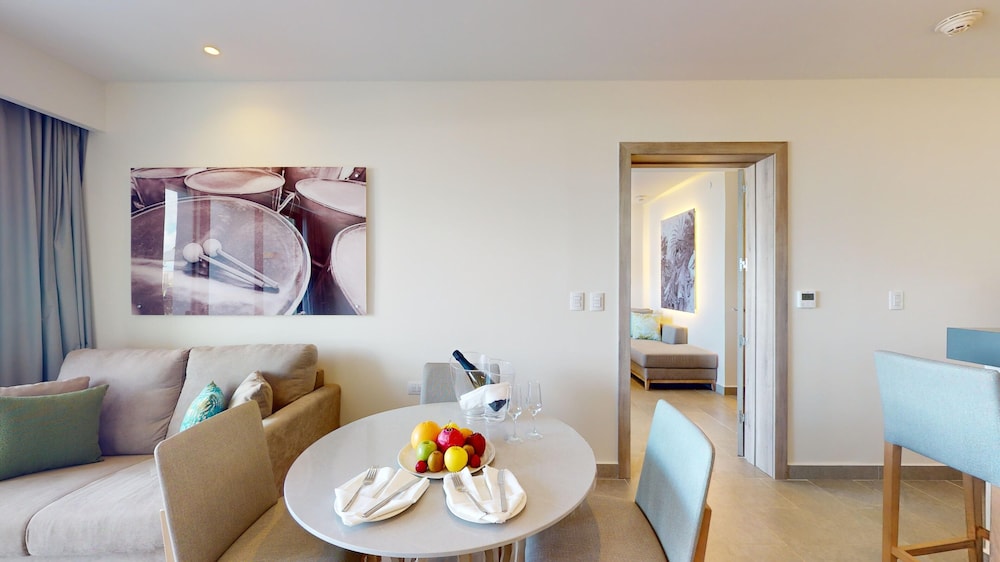 Luxury Presidential Beach Front Swim Out One Bedroom Suite Diamond Club