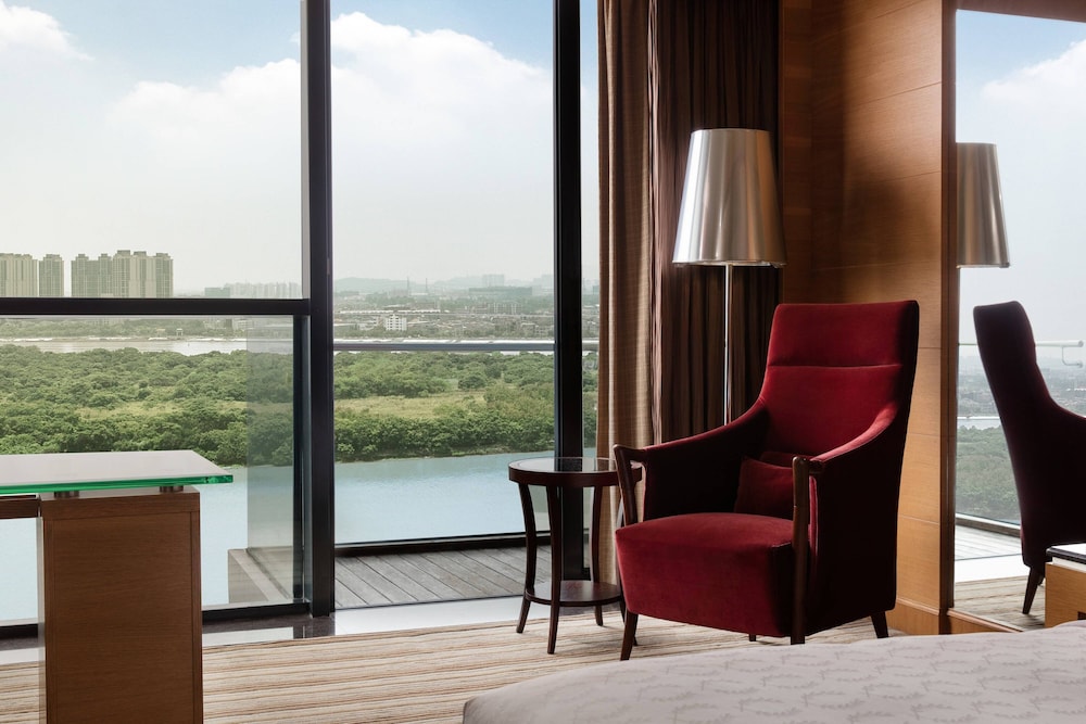 Club Suite, 1 Bedroom, River View - Photo 2