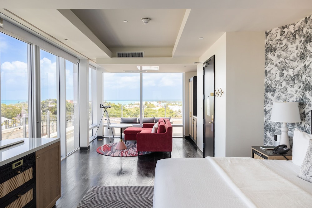 Penthouse, 1 King Bed, Corner (View)