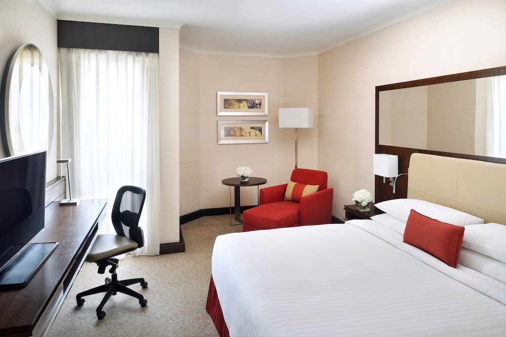Executive Room, 1 King Bed, Smoking photo 3