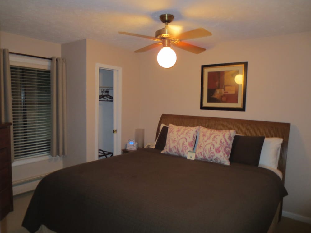 Signature Suite, 1 King Bed with Sofa bed photo 3