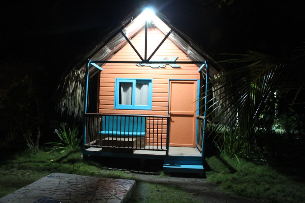 Cabin (Bungalow 4 - Orange) photo 2