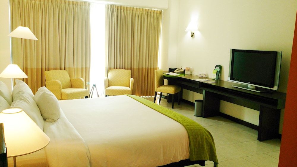 Deluxe Room, 1 King Bed - Photo 3