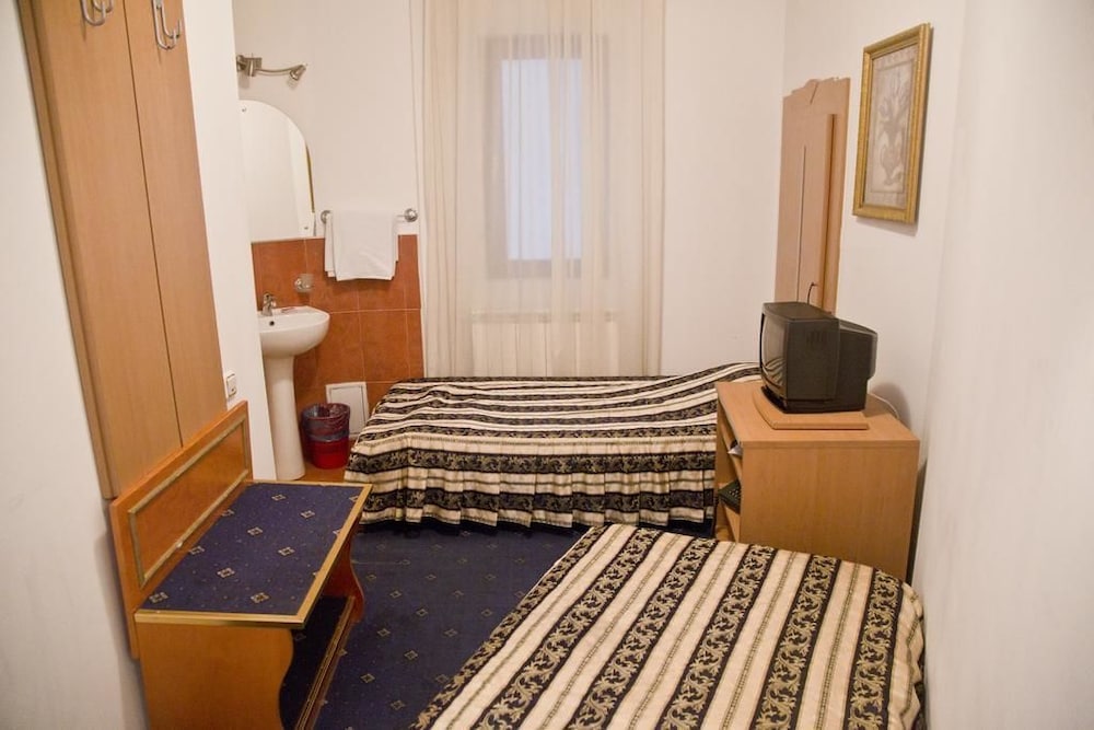 Basic Double or Twin Room, 2 Twin Beds, Shared Bathroom