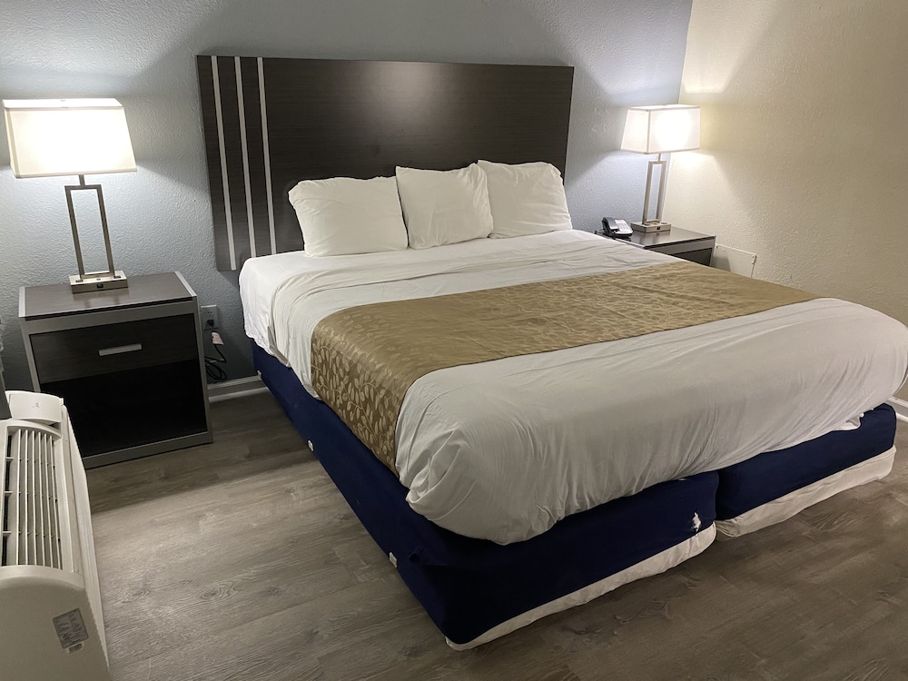 Standard Room, 1 King Bed, Non Smoking - Photo 10