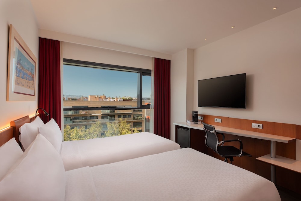 Room, 2 Twin Beds, City View