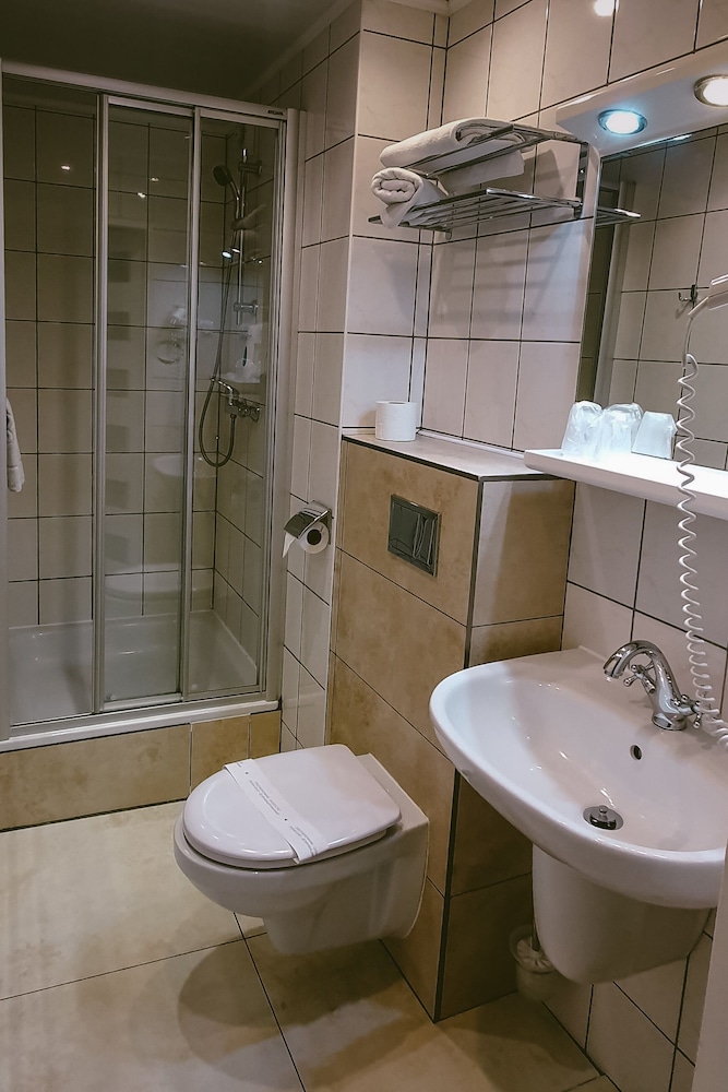 Double or Twin Room - Photo 5