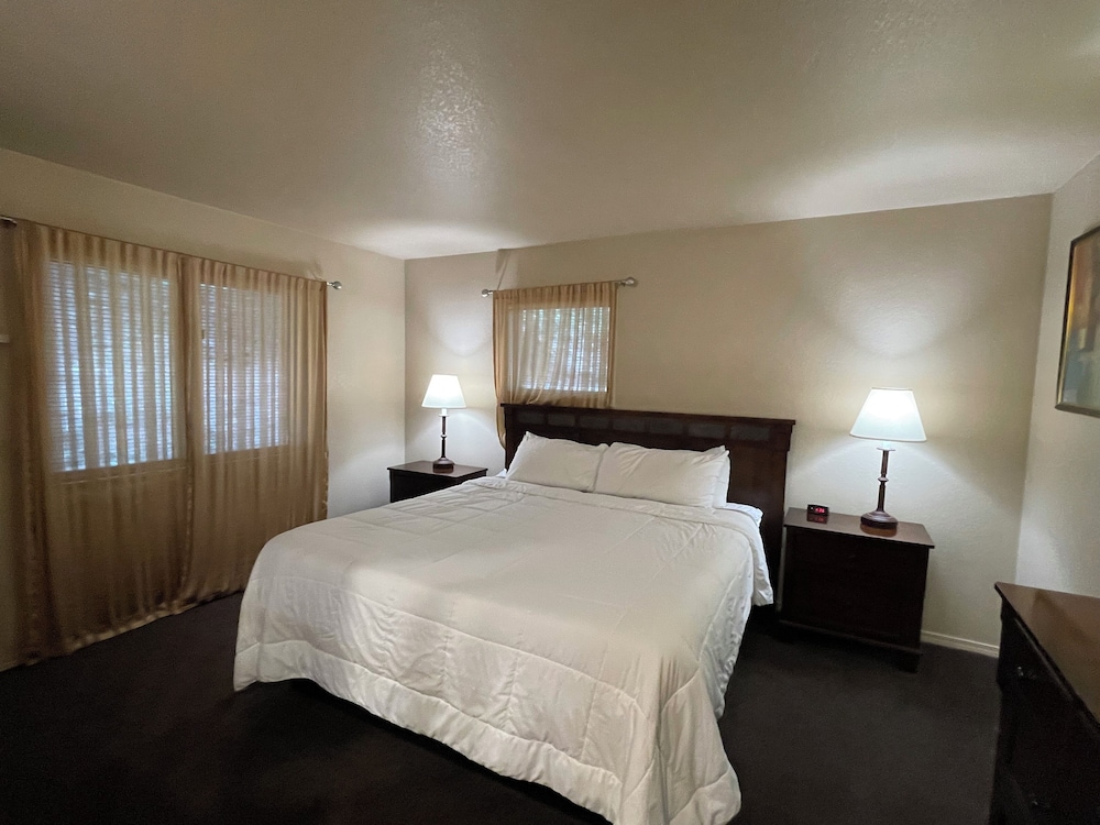 Superior Room, Multiple Beds, Lake View (2 Kings with 1 Queen Sofa Bed) photo 2