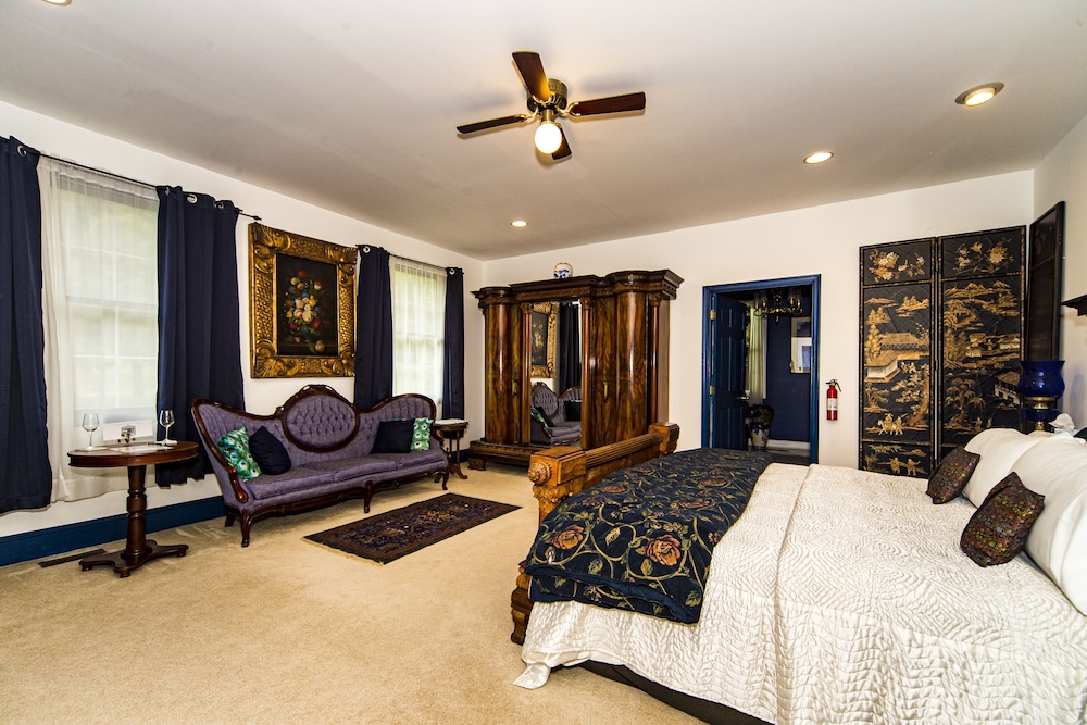 Luxury Suite, 1 King Bed, Hot Tub, Mountain View photo 1