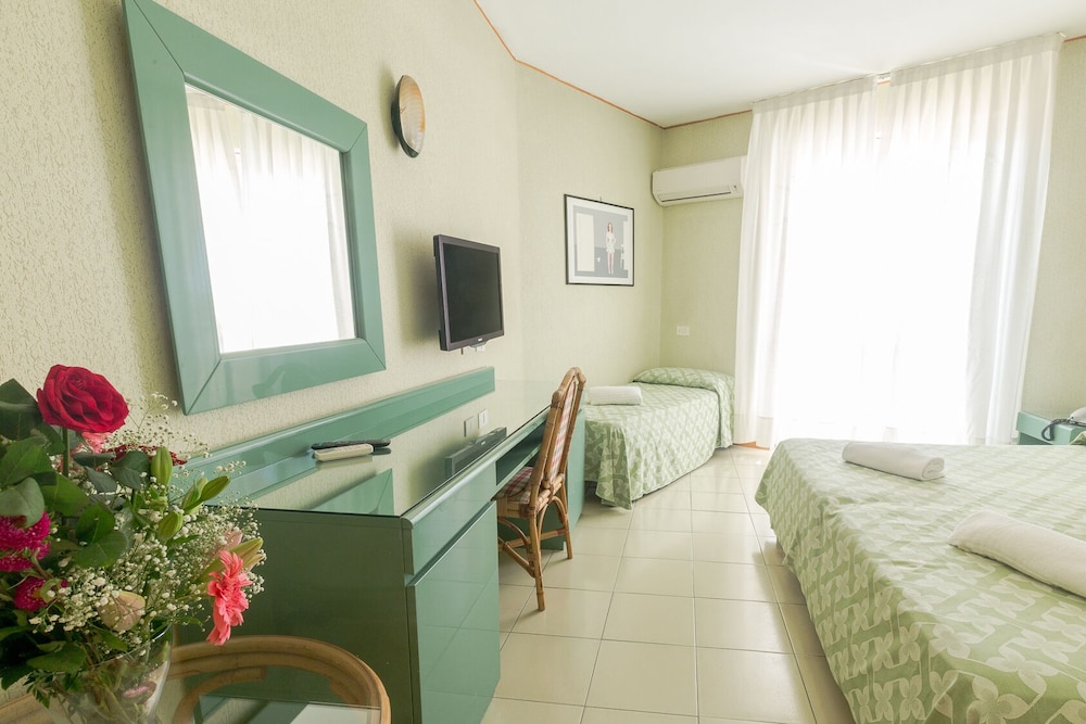 Classic Triple Room photo 2