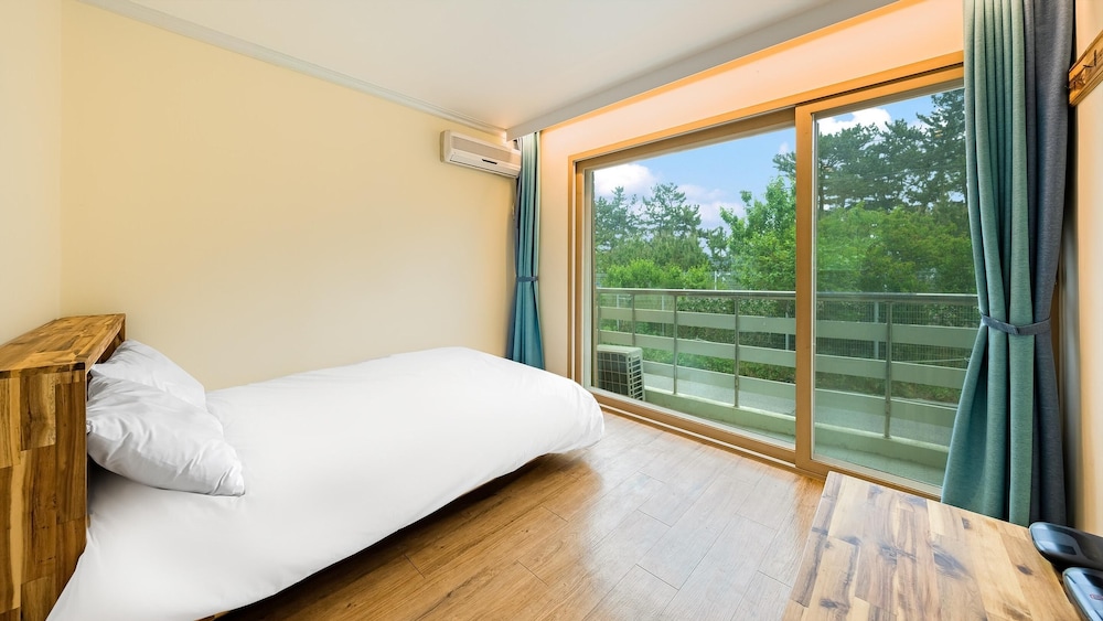 Basic Room, 1 Bedroom (102(Ocean View/No cooking)) - Photo 1