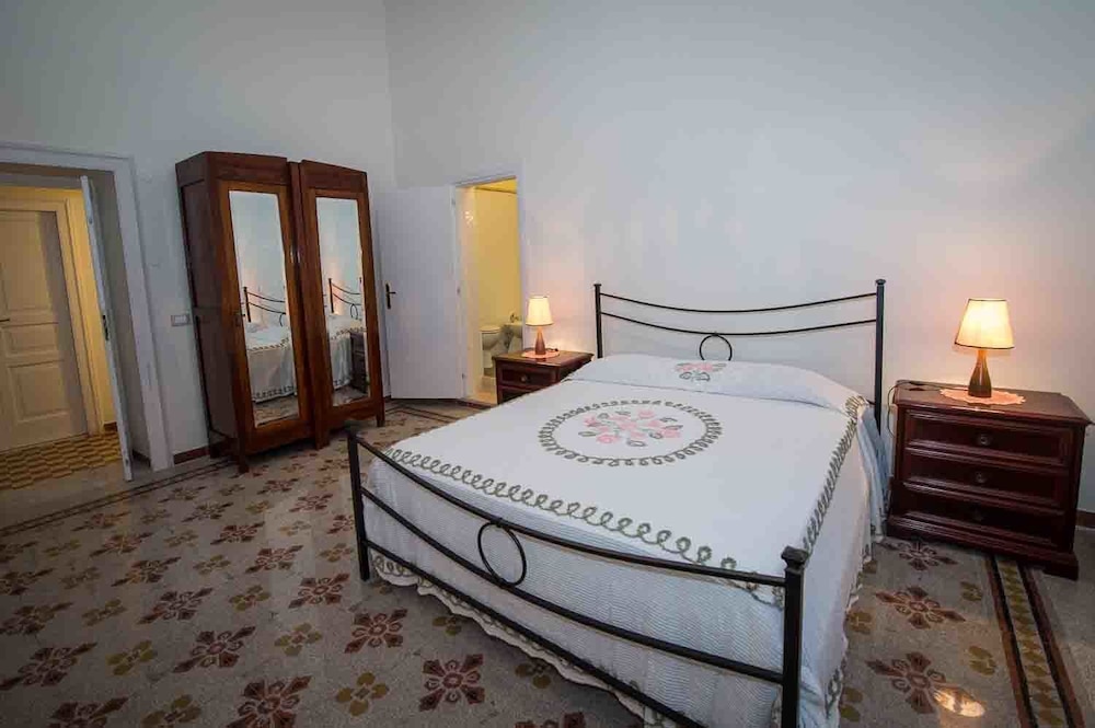 Deluxe Double Room, 1 Queen Bed, Private Bathroom, Oceanfront photo 2