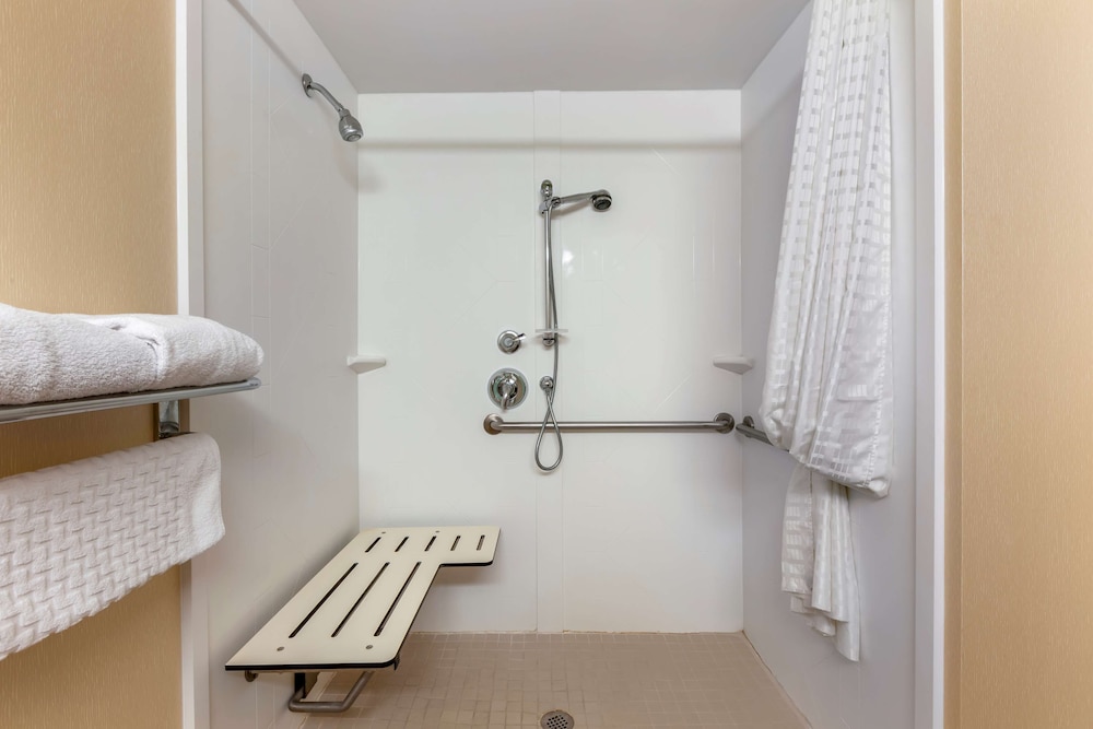 Executive Room, 1 King Bed, Non Smoking, Refrigerator & Microwave thumbnail 6