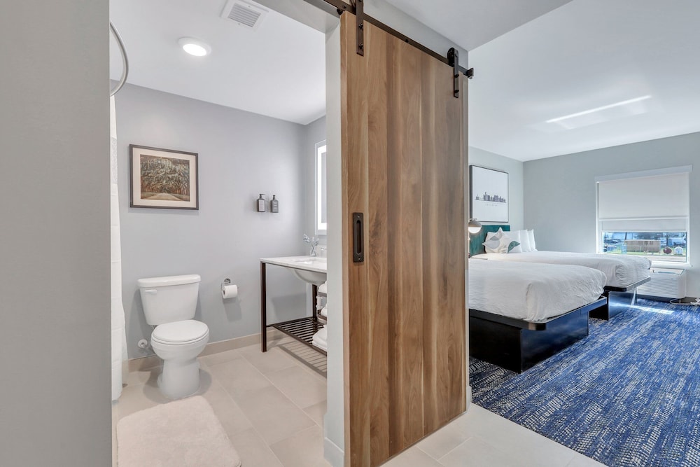 Standard Double Room, 2 Queen Beds photo 2