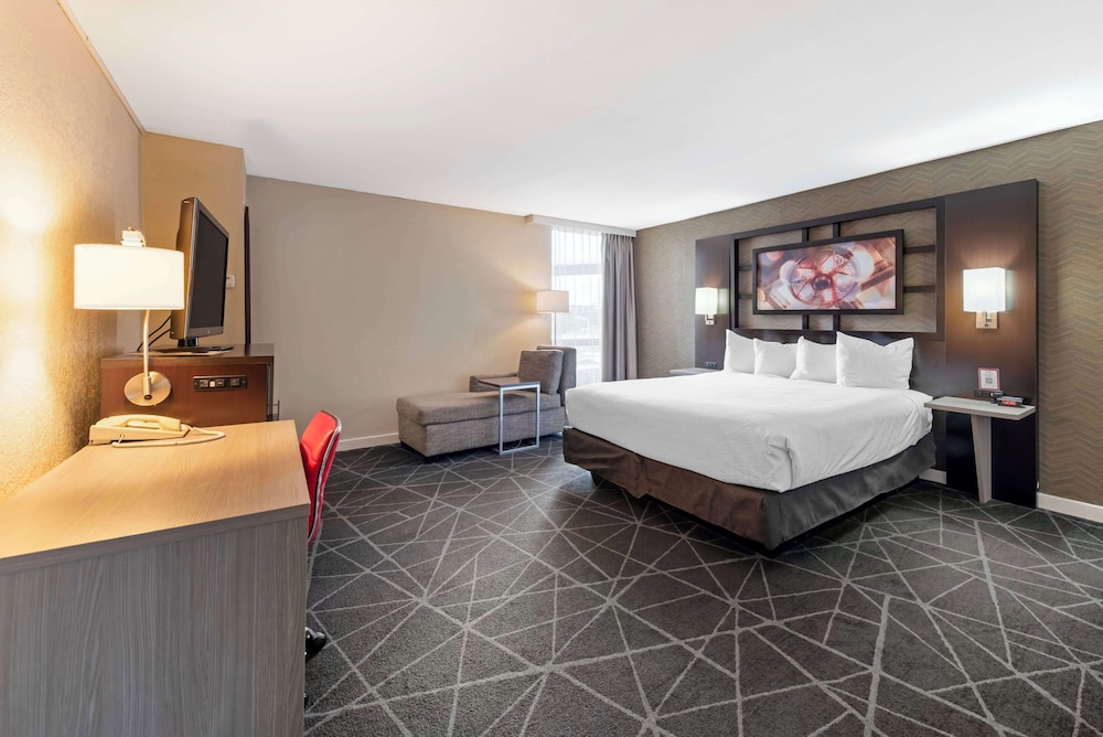 Deluxe Room, 1 King Bed, Non Smoking (Oversized Room) - Photo 1
