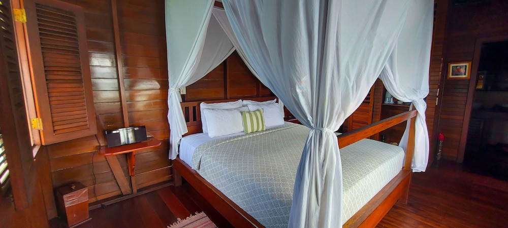 Bungalow Honeymoon Suite over the water photo 1