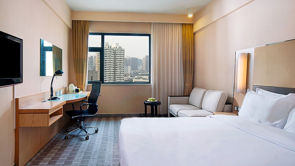 Standard Room, 1 Queen Bed, Non Smoking - Photo 3