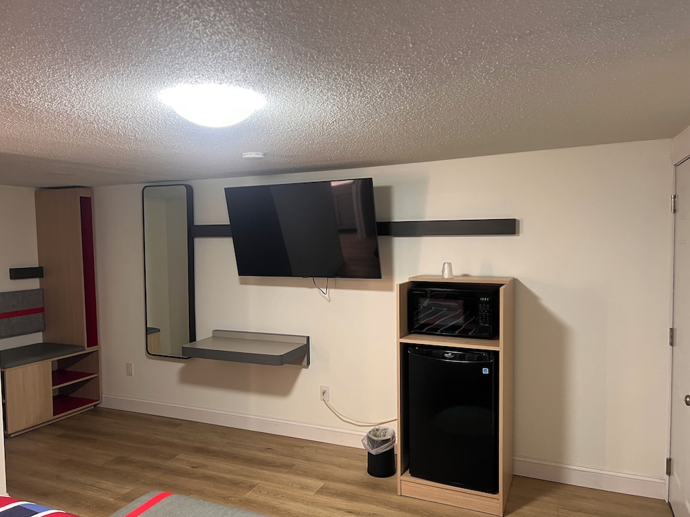 Deluxe Room, 1 King Bed, Non Smoking photo 2