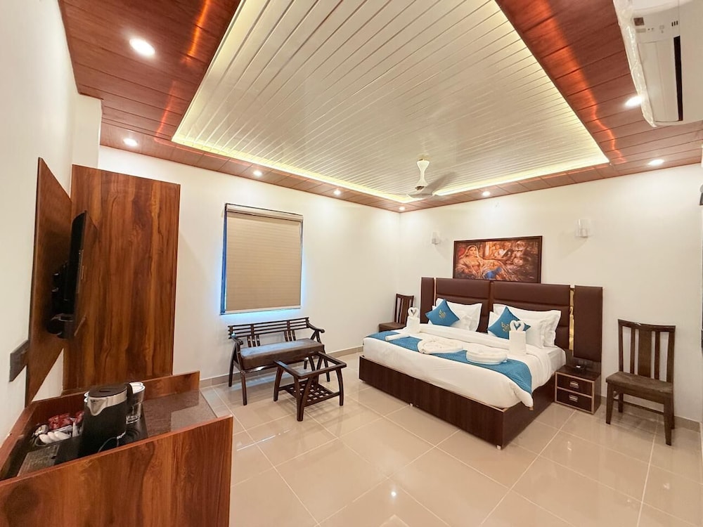 Deluxe Suite, City View