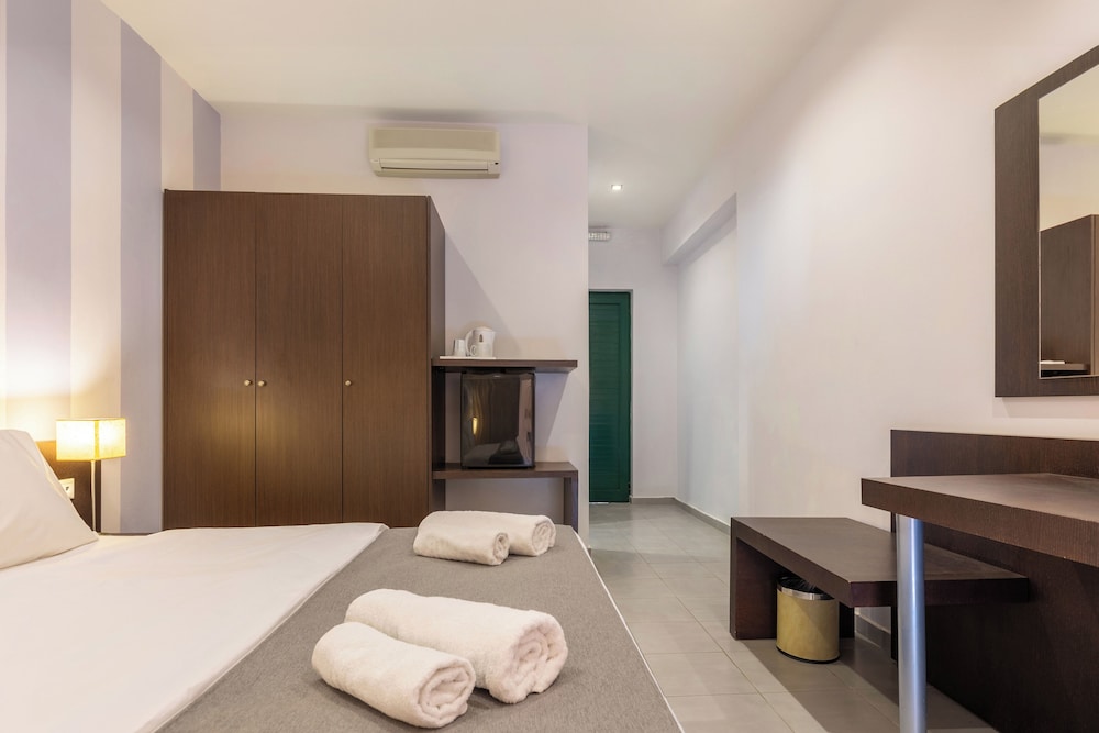 Standard Room with Pool View - Photo 11