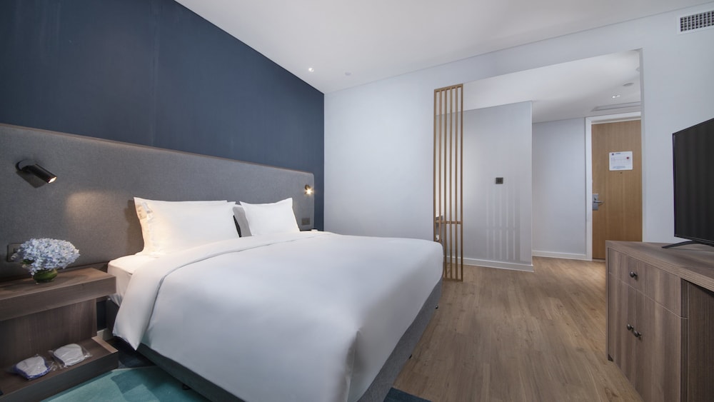 Standard Room, 1 King Bed (Extra Floor Space) - Photo 2